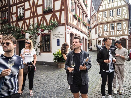 Unterwegs durch Mainz präsentiert Paul Koop seine Heimatstadt locker und lebendig.