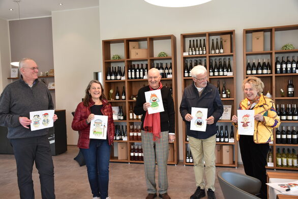 Fünf Weinfreunde mit Karikaturen in der Vinothek des Weingutes Paulinenhof in Selzen.
