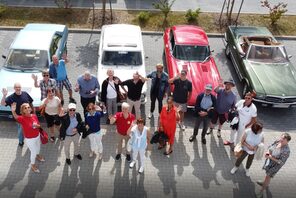 Menschen vor Oldtimern © Mainzer Kultouren