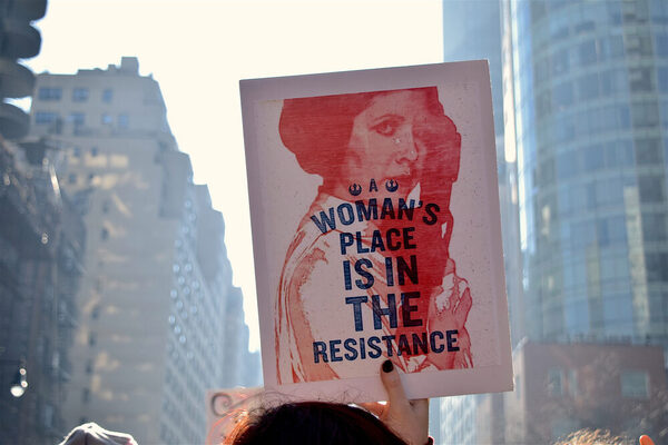 Ein hochgehaltenes Plakat mit dem Text Womans place is in the resistance © Pixabay/Robert Jones