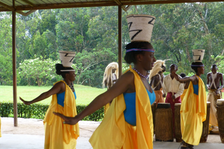 Tanzvorführung mit traditionellen Flechtkörben